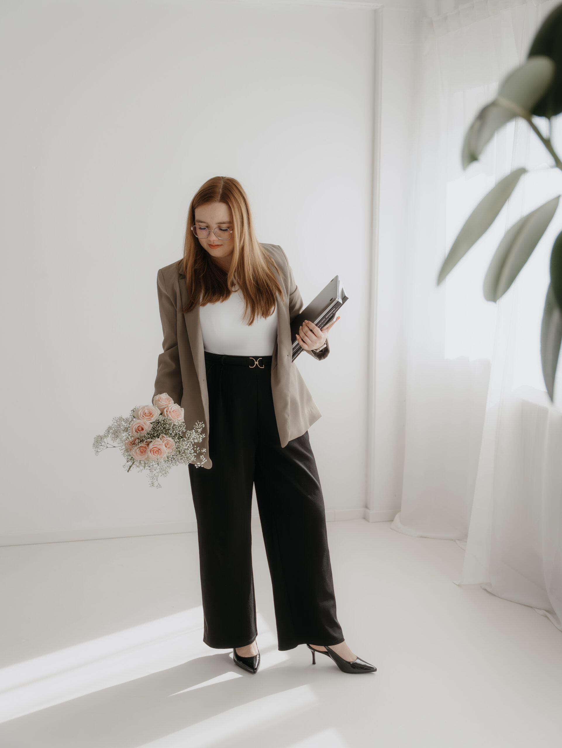 Hochzeitsplanerin aus Regensburg am Tag der Hochzeit, mit Tagesplan, Brautstrauß, Papeterie in der Hannd